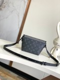 Louis Vuitton Mini Classic Logo Printed Flip Shoulder Bag Size: 16x5x22.5CM