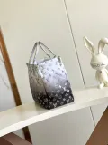 Louis Vuitton Classic Gradient Logo Printed Handbag Size: 27 × 14 × 35CM