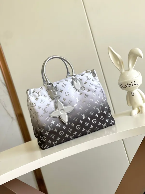 Louis Vuitton Classic Gradient Logo Printed Handbag Size: 27 × 14 × 35CM