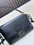 Fendi Classic Logo Flip Shoulder Bag Size: 26.5 × 18 × 8.5 CM
