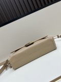 Fendi Classic Logo Flip Shoulder Bag Size: 26.5 × 18 × 8.5 CM