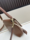 Fendi Classic Logo Flip Shoulder Bag Size: 26.5 × 18 × 8.5 CM