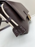 Fendi Classic Logo Flip Shoulder Bag Size: 26.5 × 18 × 8.5 CM