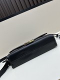 Fendi Classic Logo Flip Shoulder Bag Size: 26.5 × 18 × 8.5 CM