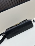 Fendi Classic Logo Flip Shoulder Bag Size: 26.5 × 18 × 8.5 CM