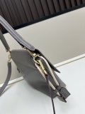 Fendi Classic Logo Flip Shoulder Bag Size: 26.5 × 18 × 8.5 CM