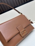 Fendi Classic Logo Flip Shoulder Bag Size: 26.5 × 18 × 8.5 CM