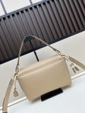 Fendi Classic Logo Flip Shoulder Bag Size: 26.5 × 18 × 8.5 CM