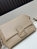Fendi Classic Logo Flip Shoulder Bag Size: 26.5 × 18 × 8.5 CM