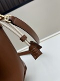 Fendi Classic Logo Flip Shoulder Bag Size: 26.5 × 18 × 8.5 CM