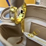 Louis Vuitton Capucines Mini Leather Shoulder Handbag Size: 21x14x8 CM