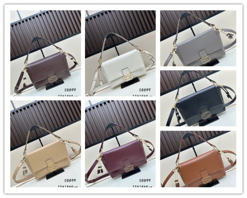 Fendi Classic Logo Flip Shoulder Bag Size: 26.5 × 18 × 8.5 CM