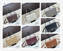 Fendi Classic Logo Flip Shoulder Bag Size: 26.5 × 18 × 8.5 CM