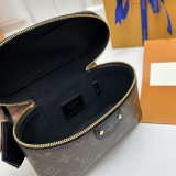 Louis Vuitton Classic Vintage Logo Makeup Case Chain Crossbody Bag Size: 19x11.5x6.5 CM