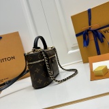 Louis Vuitton Classic Vintage Logo Makeup Case Chain Crossbody Bag Size: 19x11.5x6.5 CM