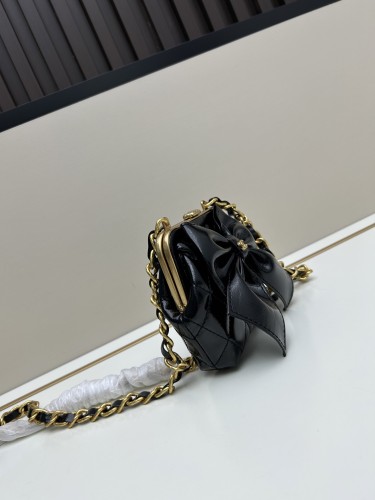 Chanel New Fashion Oil Wax Sheepskin Bow Frog Mouth Bag Clip Bag Size: 12x11x3 CM