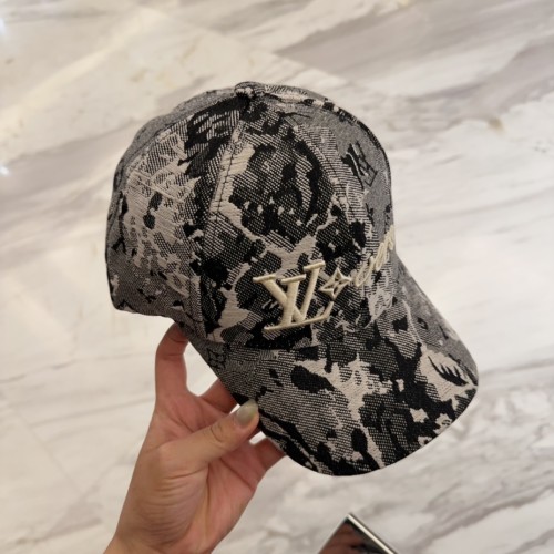 Louis Vuitton Fashion Embroidered Logo Baseball Hat Unisex Casual Versatile Duck Tongue Hat