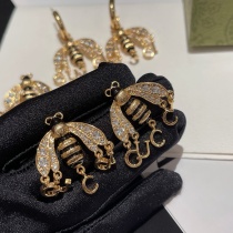 Gucci New Fashion Bee Logo Earstuds Gucci New Fashion Bee Logo Earstuds