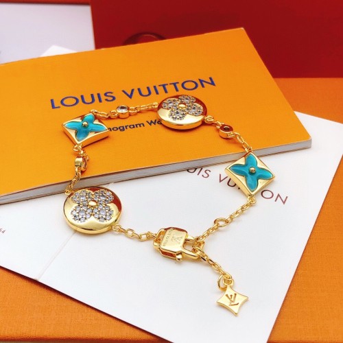 Louis Vuitton New Classic Green Diamond Set Clover Bracelet