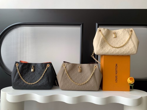 Louis Vuitton Classic S Padlock Chain Handheld Shoulder Bag Size: 20 x 13 x 34 CM