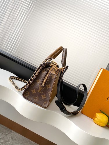 Louis Vuitton New Classic Logo Handbag Chain Crossbody Bag Size: 13 x 10 x 25 CM