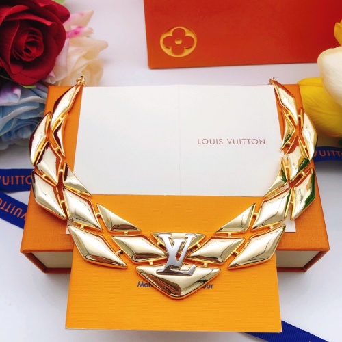 Louis Vuitton New Classic Fashion Triangle Diamond Grid Necklace