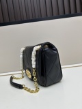 Burberry New Classic Horse Leather Chain Shoulder Bag Crossbody Bag Size: 20.5 x 7.5x 16 CM