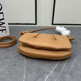 Loewe Fashion Spiral Knot Leather Handbag Underarm Bag Size: 25 x 17 x 8 CM
