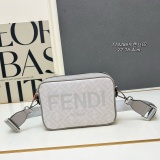 Fendi New Classic Casual Camera Bag Diagonal Shoulder Bag Size: 22x15 x4.5CM