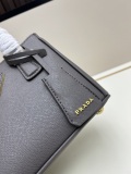 Prada New Classic Triangle Logo Handbag Diagonal Cross Bag Size: 20x15x9.5 CM