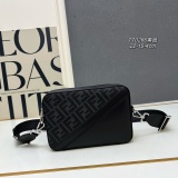 Fendi New Classic Casual Camera Bag Diagonal Shoulder Bag Size: 22x15 x4.5CM