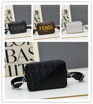 Fendi New Classic Casual Camera Bag Diagonal Shoulder Bag Size: 22x15 x4.5CM