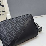 Fendi New Classic Casual Camera Bag Diagonal Shoulder Bag Size: 22x15 x4.5CM