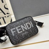 Fendi New Classic Casual Camera Bag Diagonal Shoulder Bag Size: 22x15 x4.5CM