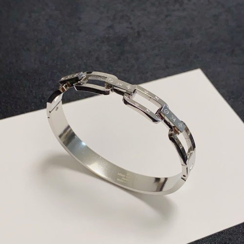 Louis Vuitton New Clover Logo Tank Interlocking Hollow Bracelet