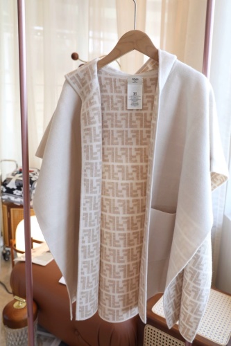 Fendi New Fashion Double Sided Wool Knitted Hooded Cloak
