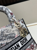 Dior Fashion Embroidered Handbag Diagonal Cross Bag Size: 24 x 20 x 11 CM