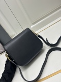 Burberry New Classic Logo Cowhide Cross Bag Size: 19 x 6 x 16 CM