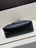Chanel Fashion Color Contrast Splicing Chain Handbag Bucket Bag Size: 33 x 29 x 12 CM