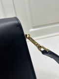 Burberry New Classic Logo Cowhide Cross Bag Size: 19 x 6 x 16 CM