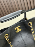 Chanel Fashion Color Contrast Splicing Chain Handbag Bucket Bag Size: 33 x 29 x 12 CM