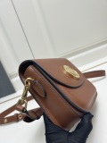 Burberry New Classic Logo Cowhide Cross Bag Size: 19 x 6 x 16 CM