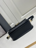 Burberry New Classic Logo Cowhide Cross Bag Size: 19 x 6 x 16 CM