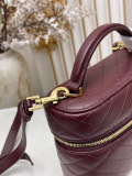 Yves Saint Laurent Fashion Sheepskin Dressing Bag Diagonal Cross Bag Size: 18 x 11 x 6.5 CM