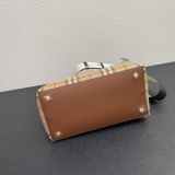 Burberry New Classic Rivet Tote Bag Diagonal Cross Bag Tote Bag Size: 36 x 15.5 x 23 CM