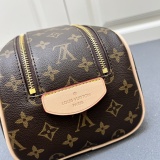 Louis Vuitton Classic Logo Printed Makeup Bag Size: 28 x 16 x 13 CM
