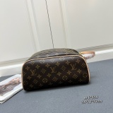 Louis Vuitton Classic Logo Printed Makeup Bag Size: 28 x 16 x 13 CM