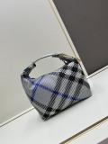 Burberry Classic Checkered Lunch Box Size: 21.5 x 10.5 x 23 CM