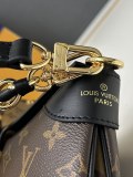 Louis Vuitton Classic Logo Chain Underarm Bag Crossbody Bag Size: 29 x 19 x 9 CM