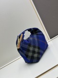 Burberry Classic Checkered Lunch Box Size: 21.5 x 10.5 x 23 CM
